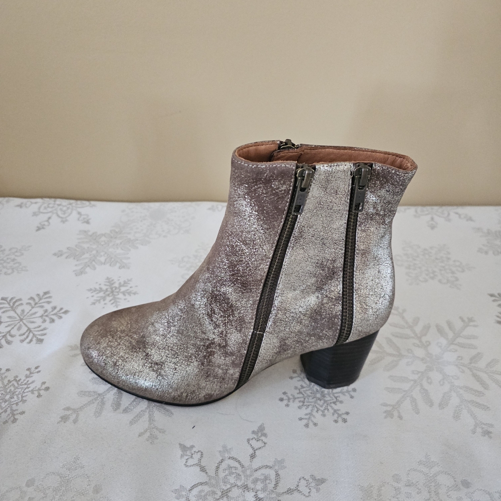 Gentle Souls Leather Ankle Boots By Kenneth Cole Gold Pewter Metallic SZ 8